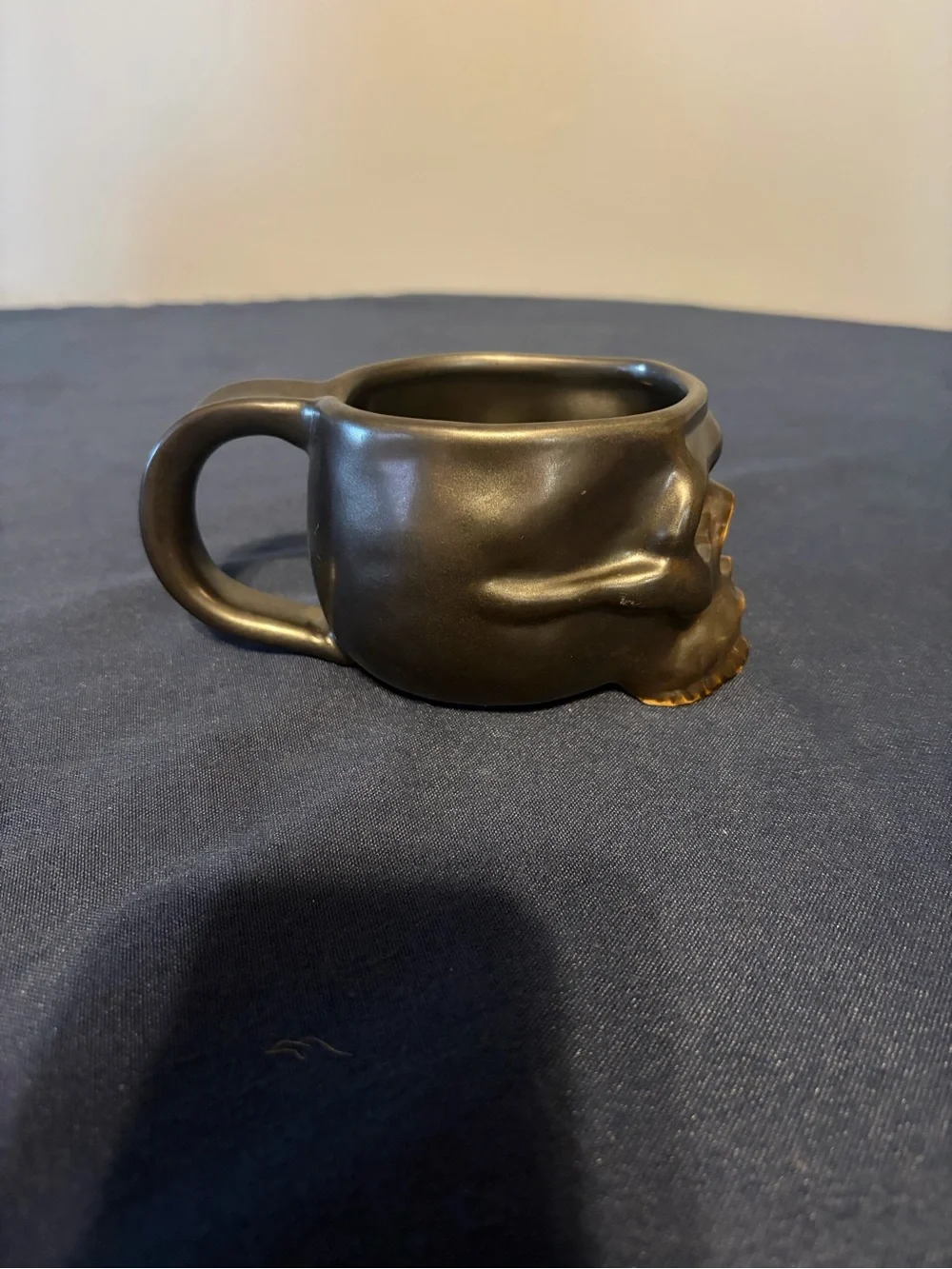 WILLIAMS SONOMA SKULL Skeleton Halloween Coffee Mug Cup Halloween Dark Brown.